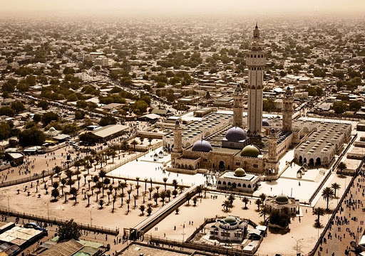 Grande Mosquée de Touba et fidèles réunis dans la ville sainte du Sénégal