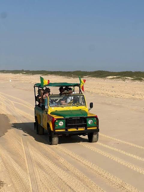 Excursion en véhicule 4x4 sur les dunes de sable du Lac Rose au Sénégal