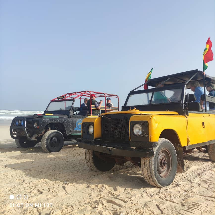 Véhicule 4x4 d'excursion dans les dunes près du Lac Rose au Sénégal