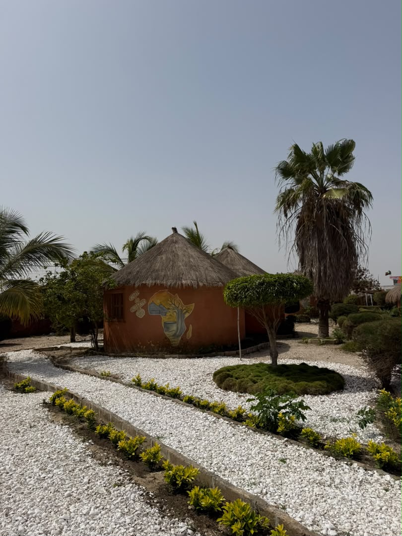 Cour arborée de l'Hôtel Les Cristaux Roses pour un séjour au Lac Rose