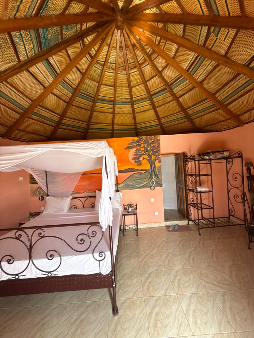 Chambre ventilée confortable de l'Hôtel Les Cristaux Roses près du Lac Rose