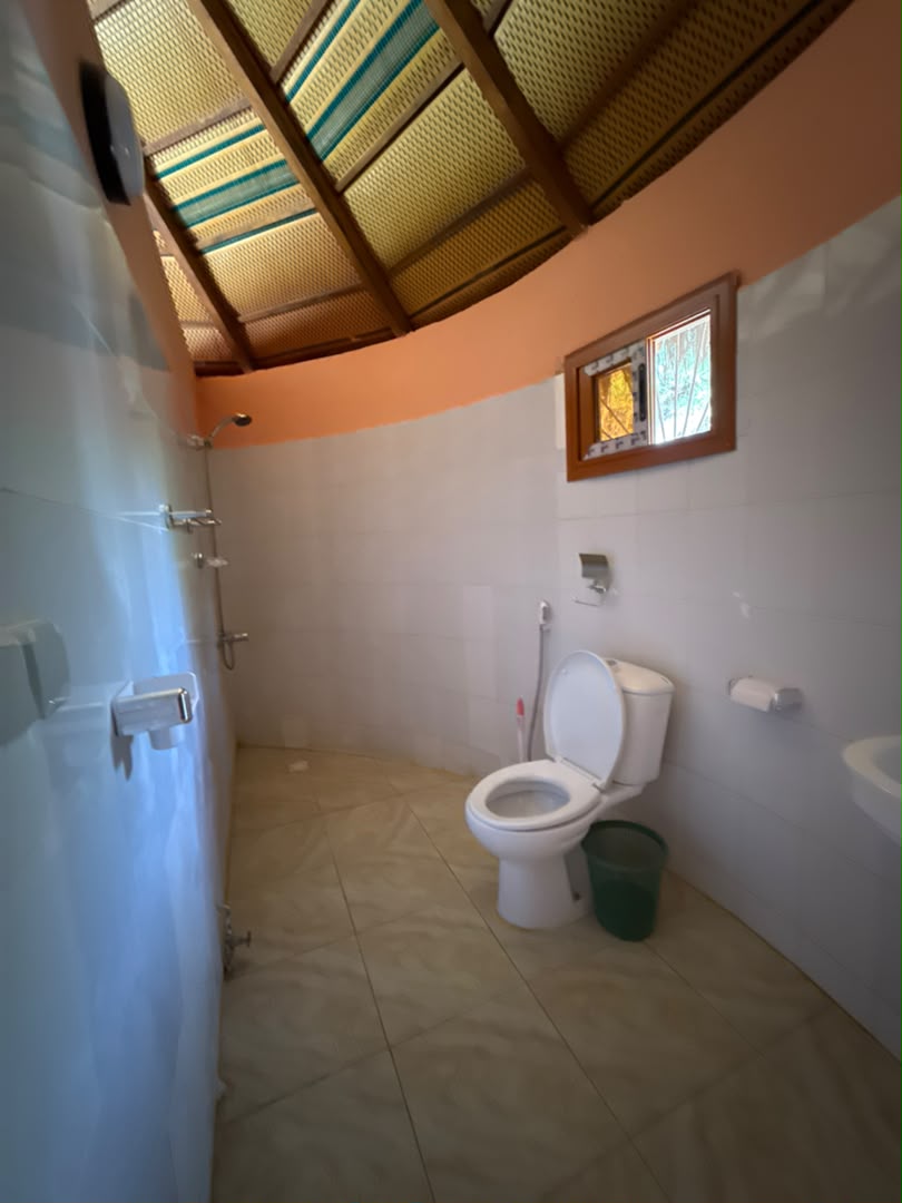 Salle de bain d'une chambre double avec petit déjeuner près du Lac Rose