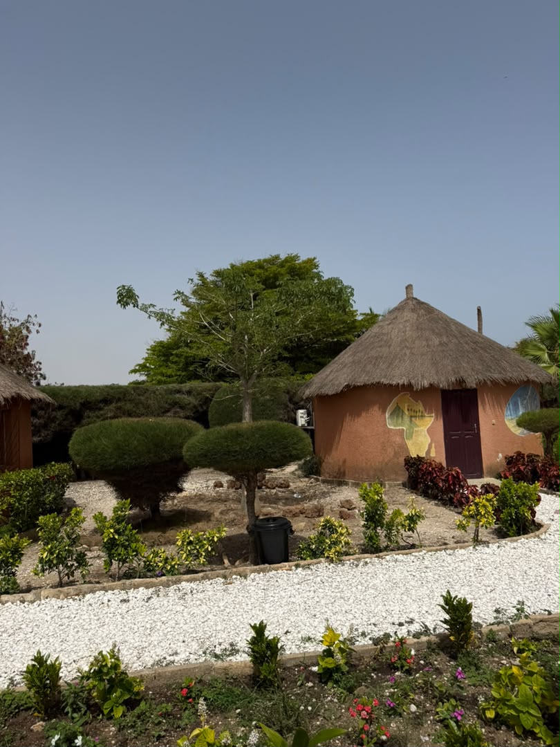 Jardin paisible de l'hôtel pour une journée détente Yéndou au Lac Rose