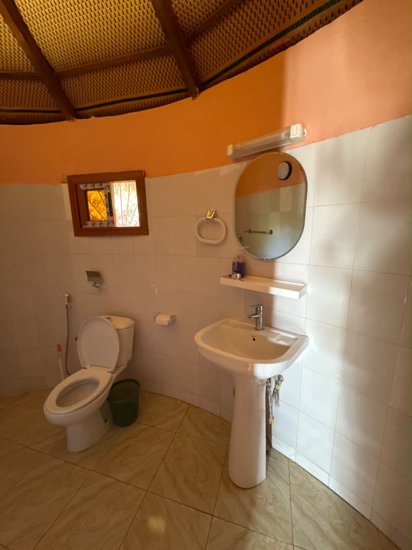 Salle de bain d'une chambre double pour une nuitée au Lac Rose