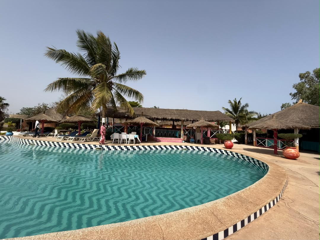 Grande piscine d'hôtel incluse dans l'excursion complète au Lac Rose
