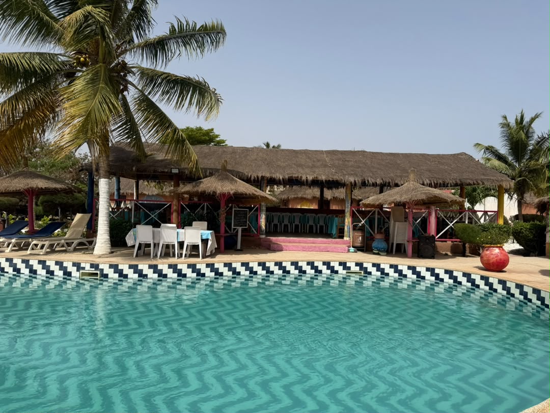 Piscine et espace détente du pack aventure au Lac Rose au Sénégal