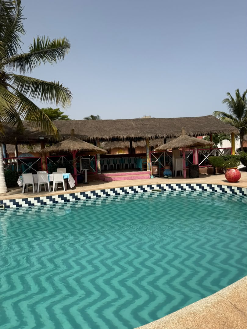 Piscine de l'hôtel incluse dans le forfait complet avec repas au Lac Rose