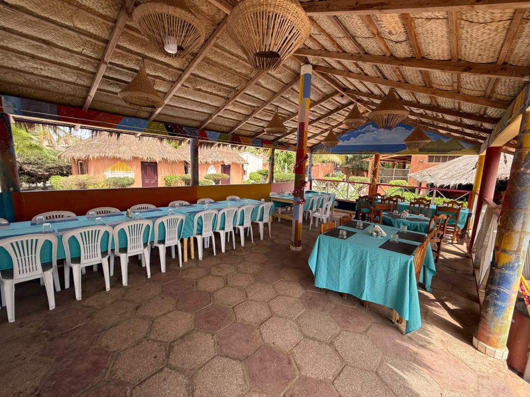 Restaurant familial proposant un menu enfant et l'accès piscine au Lac Rose
