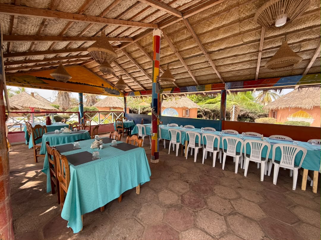 Espace restaurant servant le poulet yassa traditionnel au Lac Rose