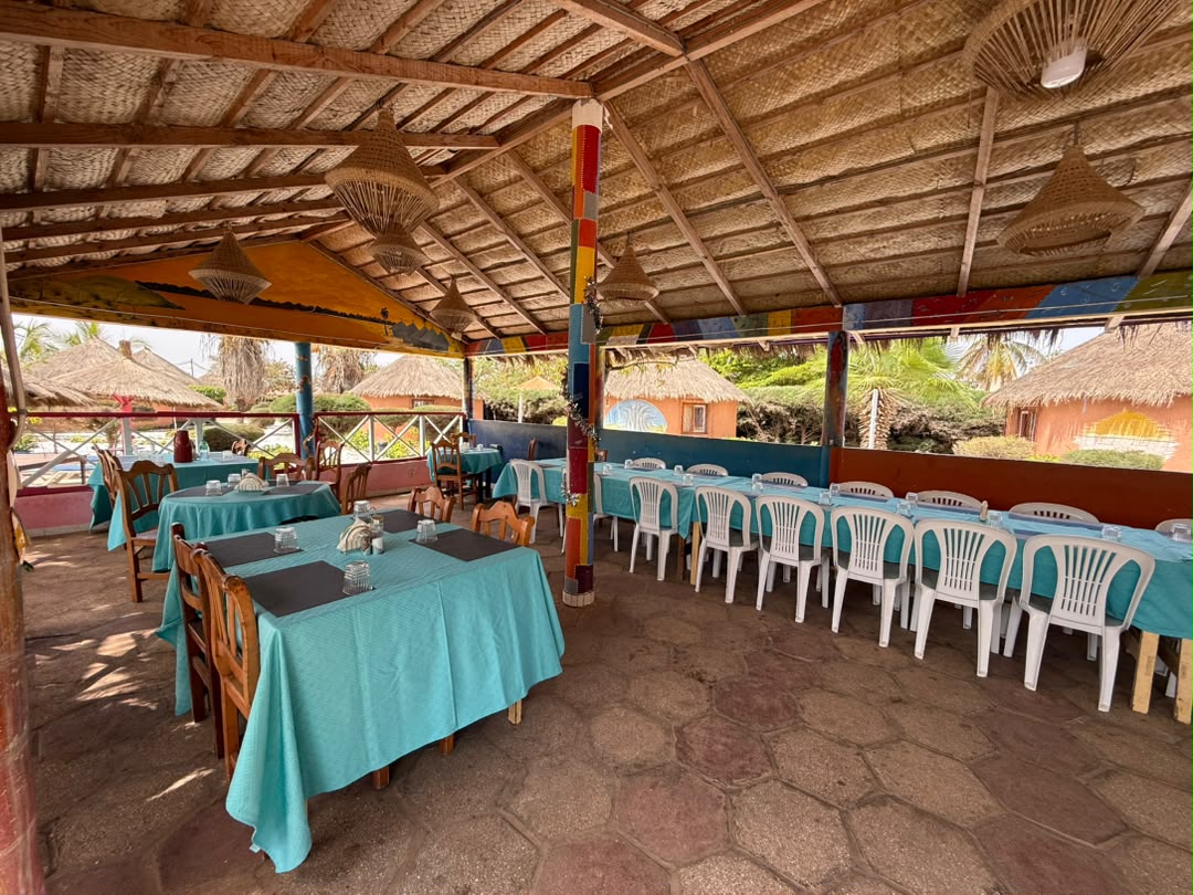 Restaurant sénégalais servant le thiébou djeun près du Lac Rose