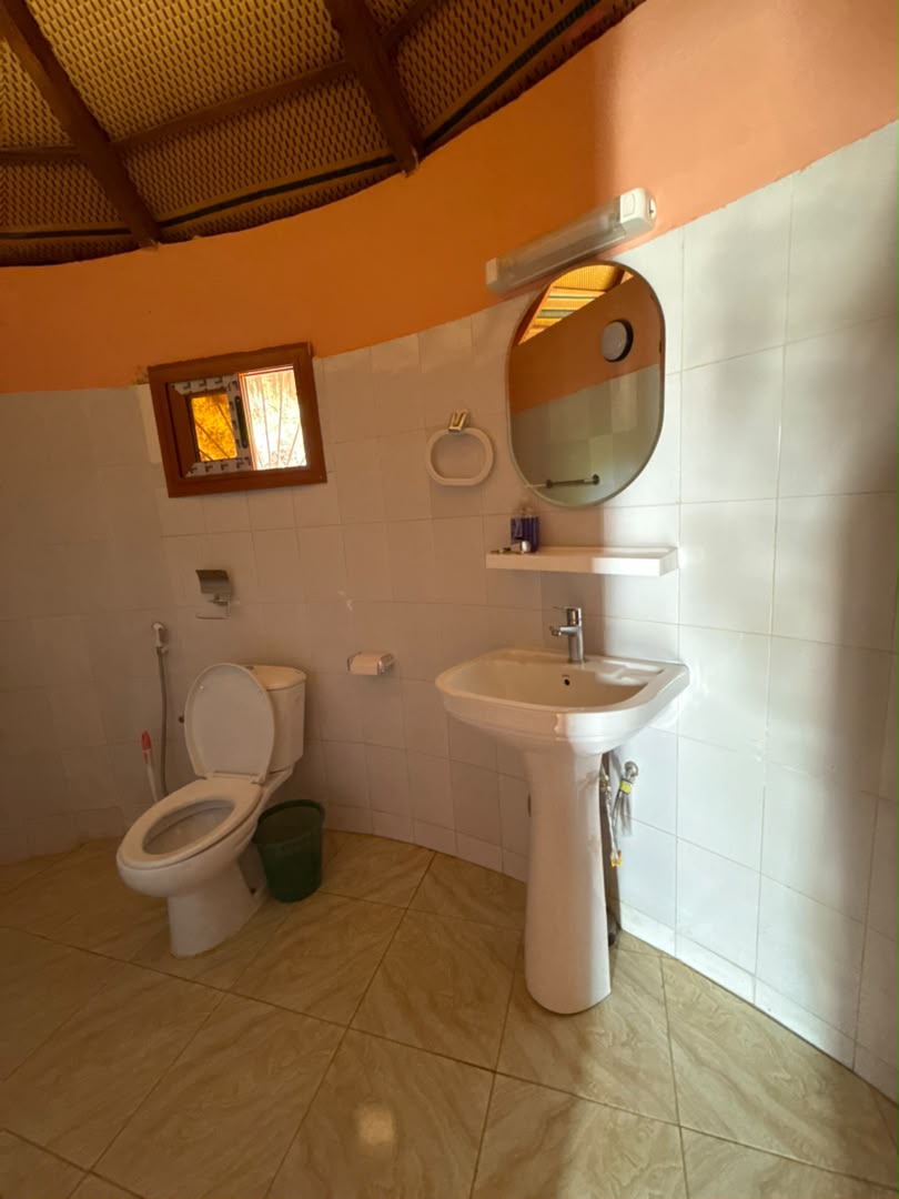 Salle de bain d'une chambre single pour une nuitée près du Lac Rose