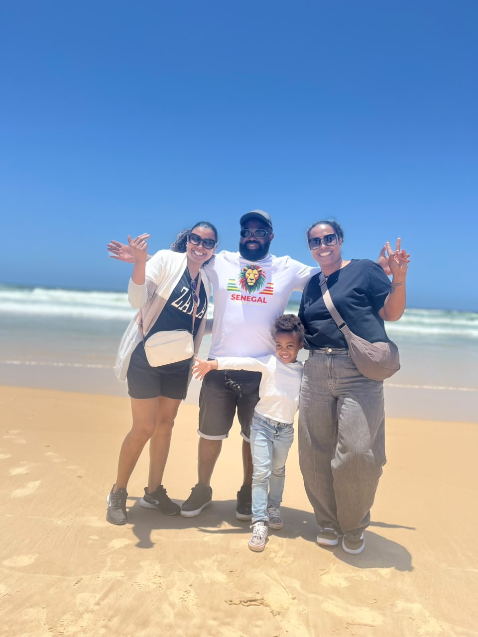 Famille sur la plage pendant une journée d’excursion au Lac Rose