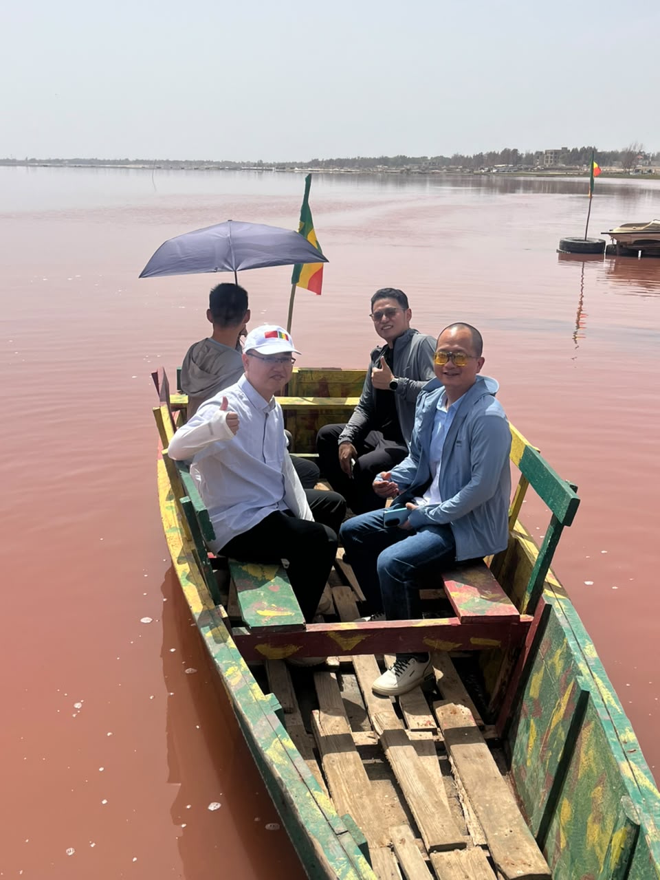 Groupe en balade en pirogue sur le Lac Rose aux eaux rosées