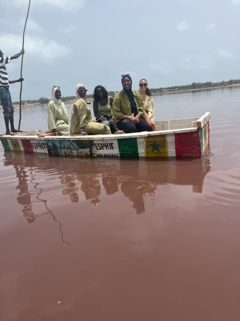 Visiteuses en pirogue traditionnelle pendant une excursion au Lac Rose