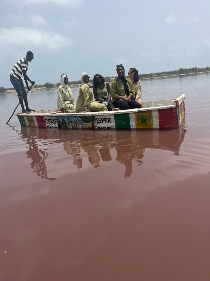 Groupe de visiteuses naviguant en pirogue sur le Lac Rose