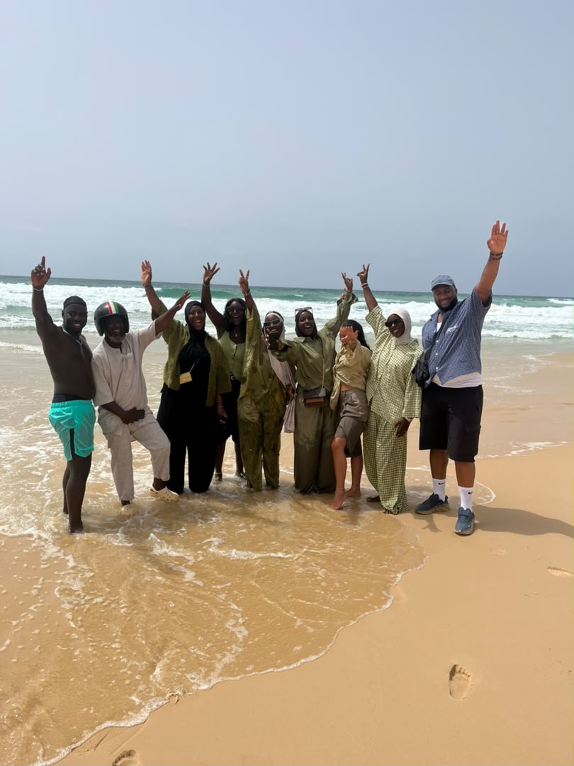 Groupe d’amis réuni sur la plage pendant une excursion au Lac Rose