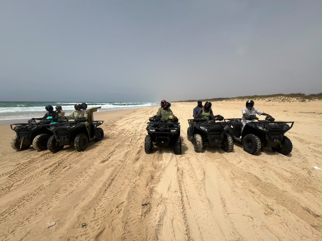 Groupe de quads alignés sur la plage pendant une excursion au Lac Rose