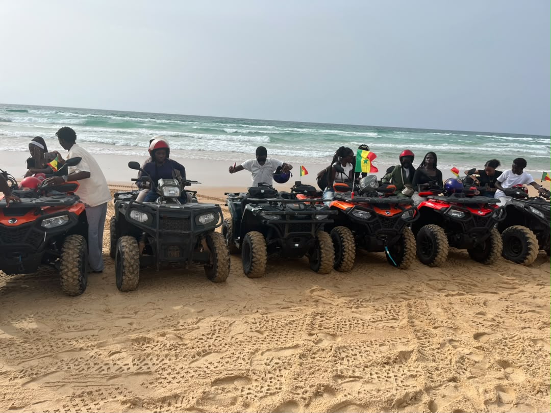 Rangée de quads et participants sur la plage pendant une sortie au Lac Rose
