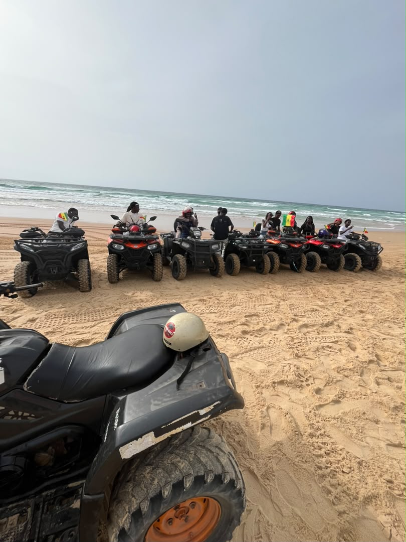 Quads stationnés dans les dunes face à l’océan pendant l’excursion