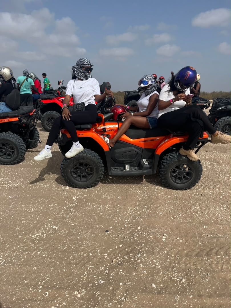 Participantes réunies sur un quad lors d’une excursion en groupe au Lac Rose
