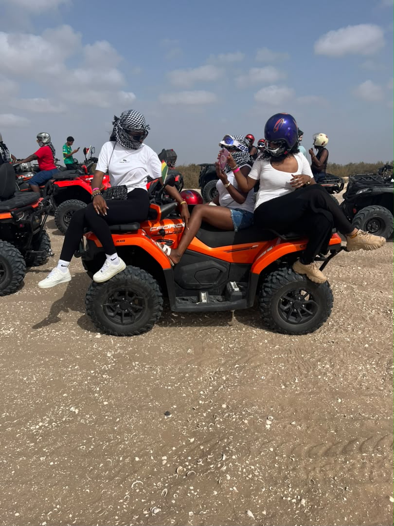 Visiteuses partageant un souvenir de leur balade en quad au Lac Rose