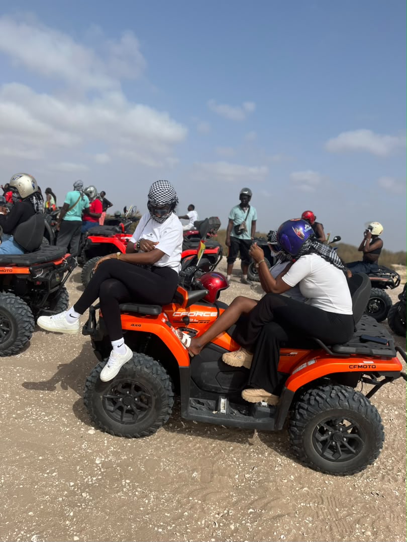 Groupe de participantes sur des quads pendant une aventure au Lac Rose