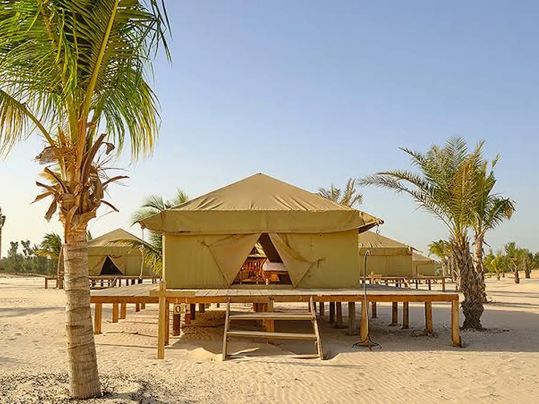Paisaje del desierto de Lompoul, Senegal, con dunas y tiendas: excursión con Lago Rosa Aventura