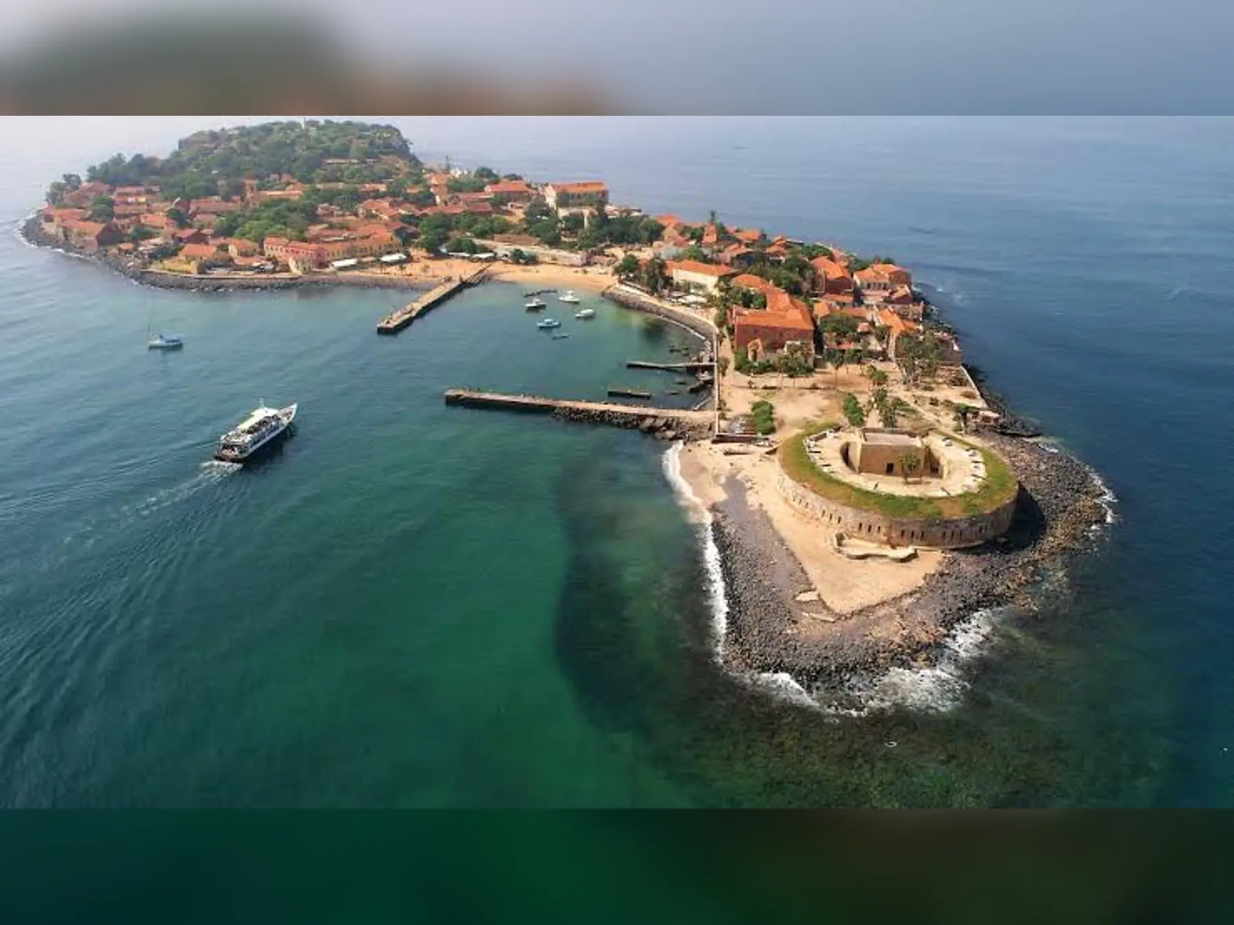 Cartel de la excursión a la isla de Gorée y el Lago Rosa con visita histórica, piragua, quad y almuerzo en Senegal