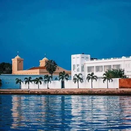 Bâtiments historiques de Saint-Louis au bord du fleuve Sénégal pendant une excursion culturelle