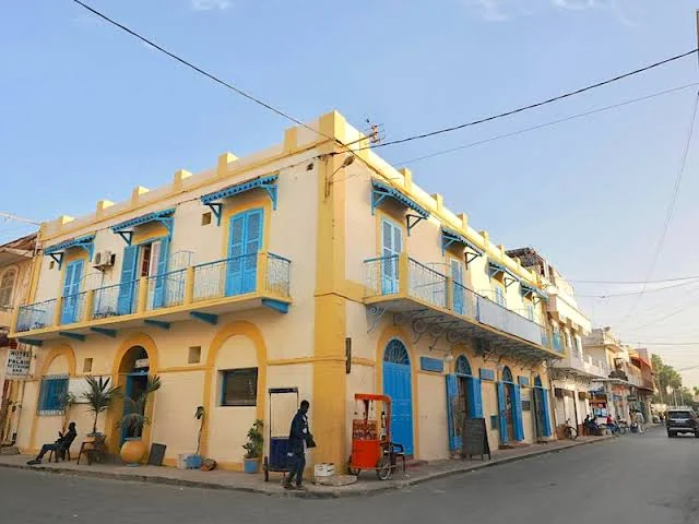 Façade coloniale jaune et bleue dans le centre historique de Saint-Louis du Sénégal