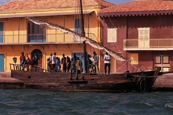 Maison coloniale aux couleurs chaleureuses dans le centre historique de Saint-Louis du Sénégal