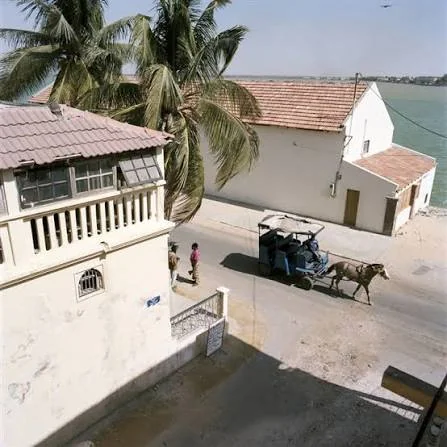 Vue sur les rues et l’architecture coloniale de l’île historique de Saint-Louis du Sénégal