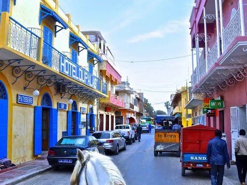 Rue animée aux façades colorées dans le centre historique de Saint-Louis du Sénégal