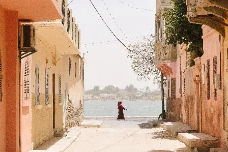 Ruelle paisible bordée de maisons coloniales dans l’île historique de Saint-Louis