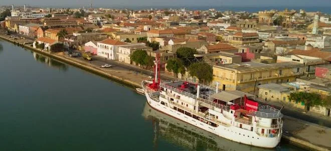 Vue aérienne panoramique de l’île de Saint-Louis entre le fleuve Sénégal et les quartiers historiques