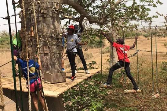 Participants sur un parcours d'accrobranche et d'aventure en pleine nature à Somone