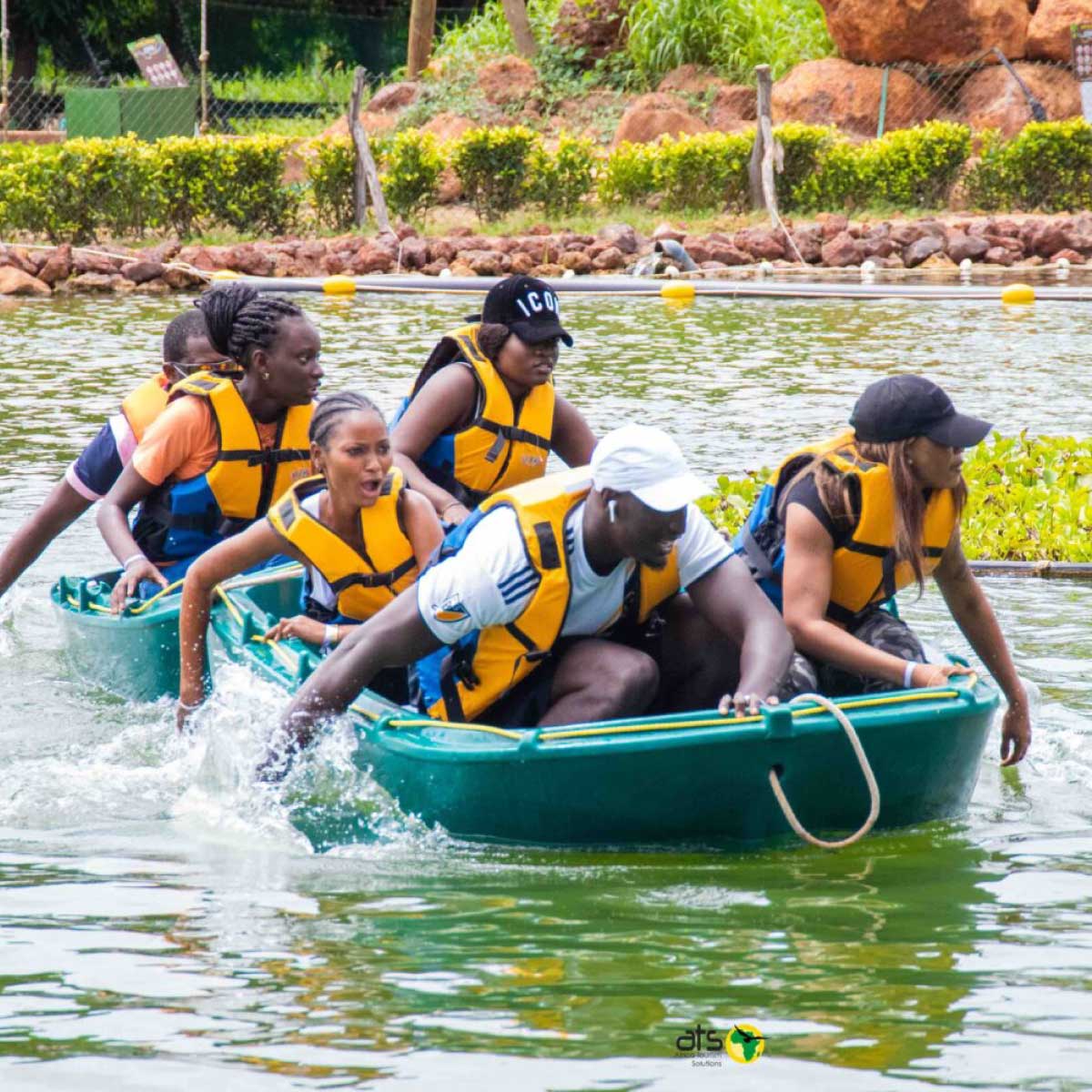 Participants profitant d'une activité nautique en canoë dans un espace naturel à Somone