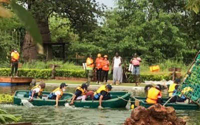 Activité nautique en groupe dans un environnement naturel et verdoyant à Somone