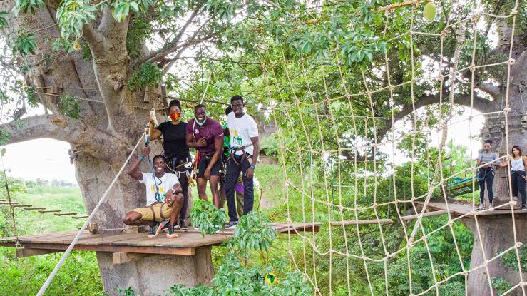 Groupe participant à une activité d'aventure et de découverte en pleine nature à Somone