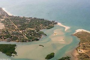 Vue aérienne panoramique de la lagune de Somone et de ses paysages naturels au Sénégal