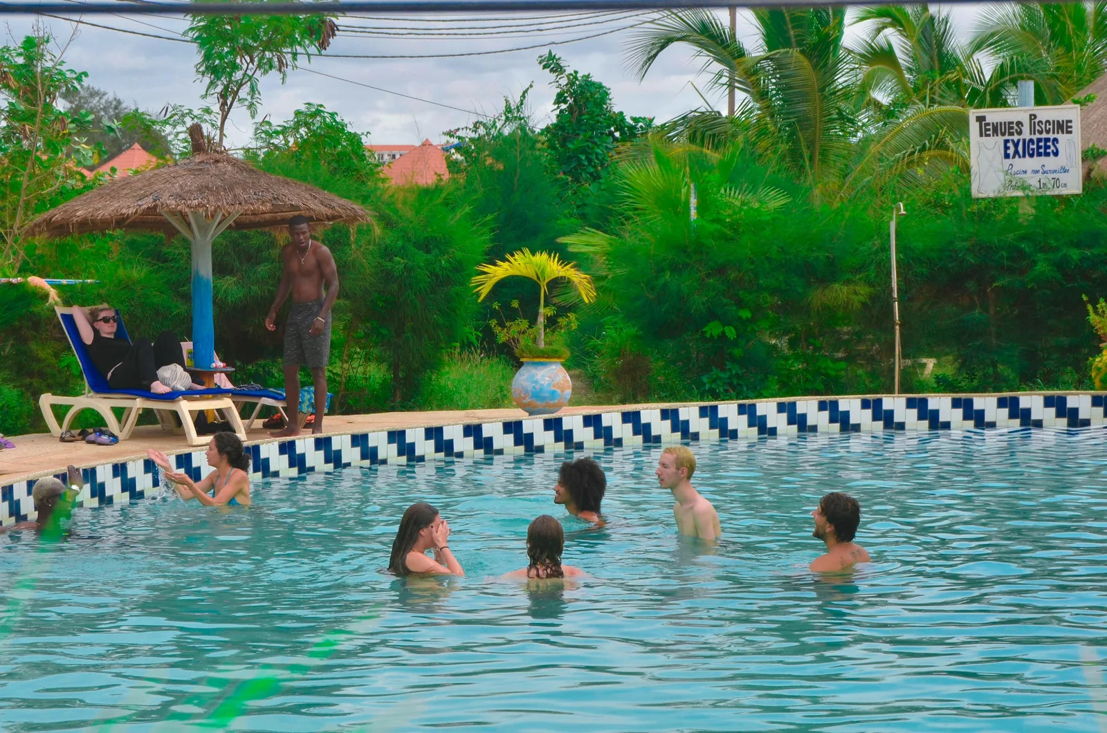 Espace piscine de l'hôtel pour une pause détente au Lac Rose