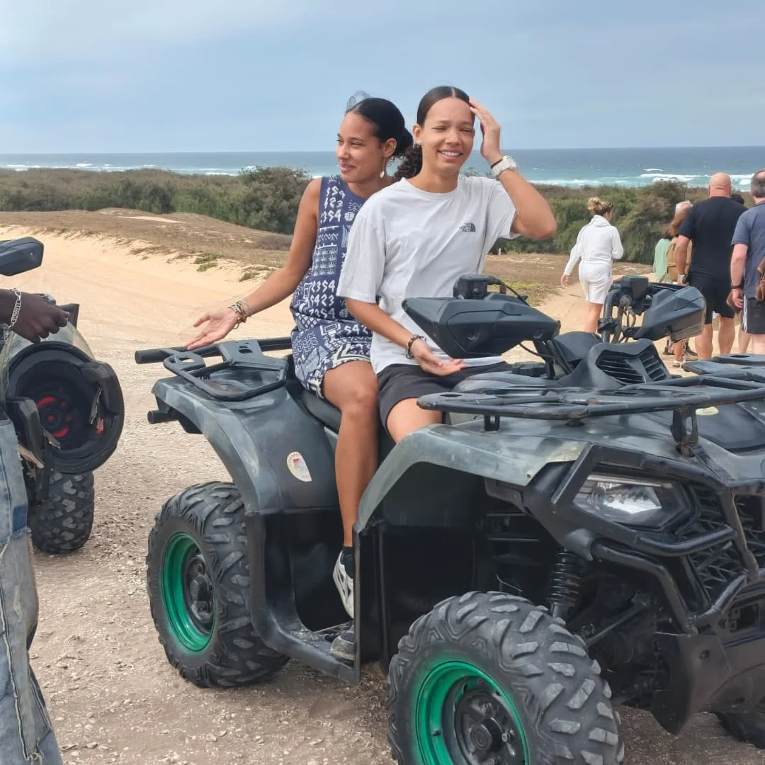 Deux voyageuses partageant une balade en quad au Lac Rose