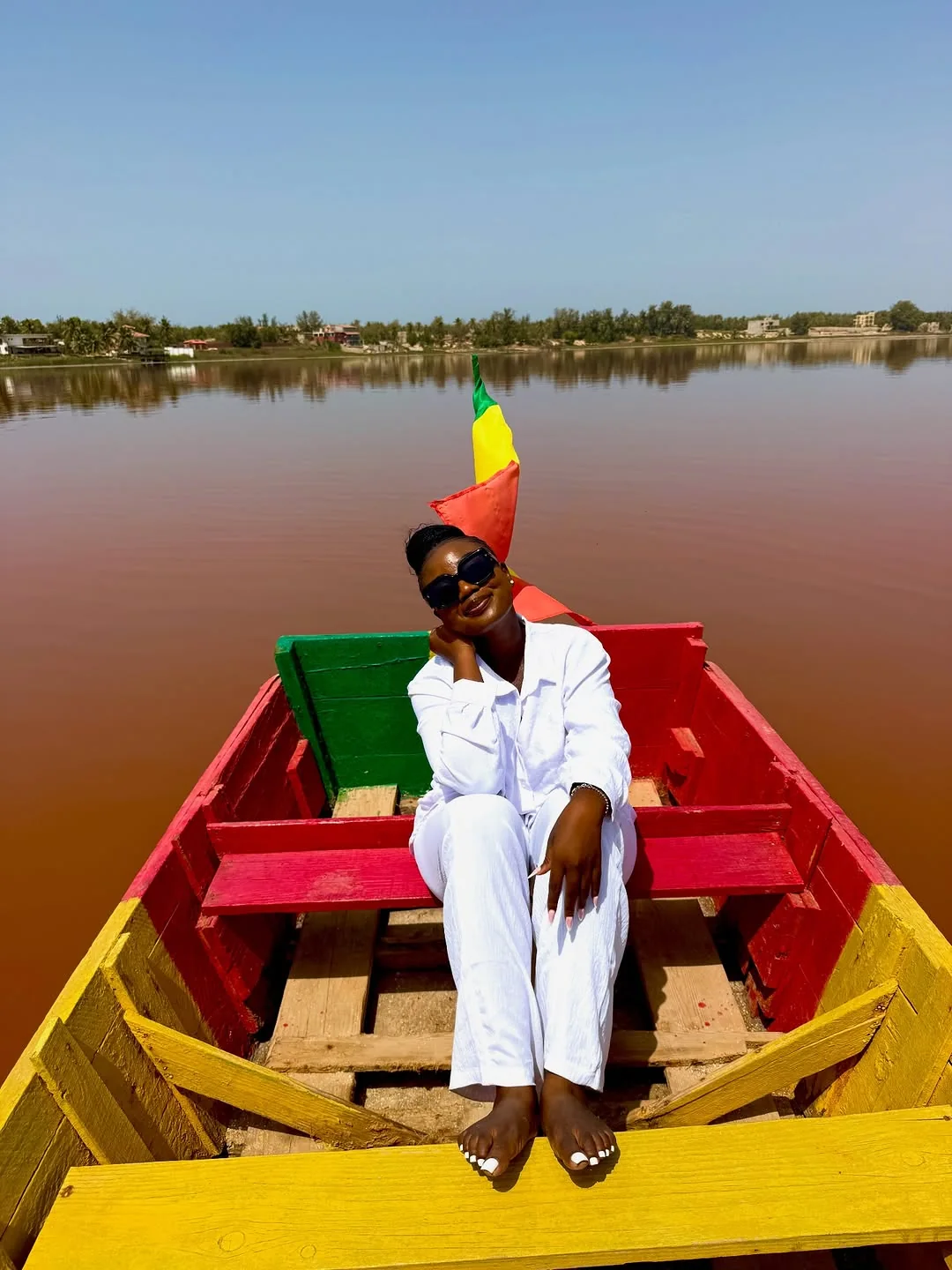 Accueil local à bord d'une pirogue traditionnelle du Lac Rose