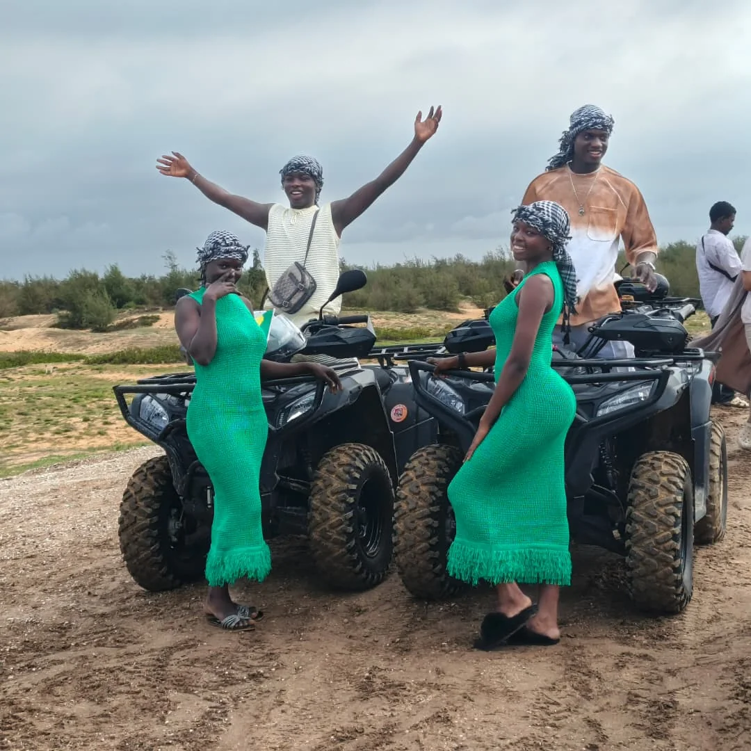 Groupe d'amies pendant une activité en quad au Lac Rose