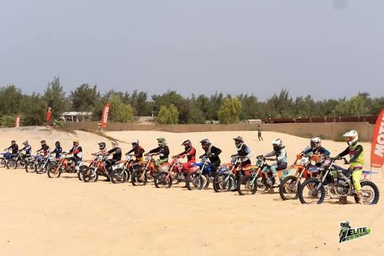 Groupe de pilotes de moto-cross alignés avant le départ