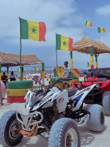 Quad sportif type Raptor présenté dans une base aux couleurs du Sénégal