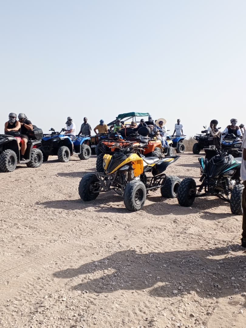 Quads sportifs rassemblés avec des participants avant une sortie au Lac Rose