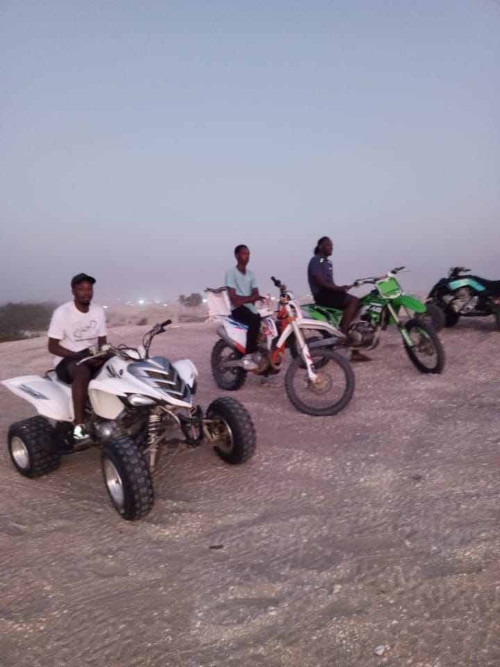 Raptor blanc et motos tout-terrain réunis sur une piste au Lac Rose