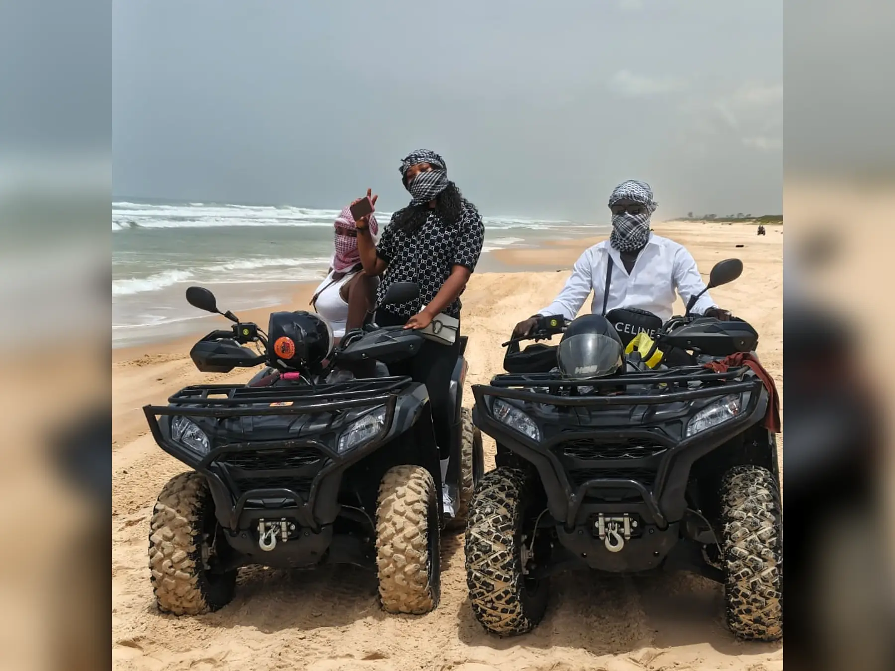 Cartel de la excursión a la isla de Gorée y el Lago Rosa con visita histórica, piragua, quad y almuerzo en Senegal