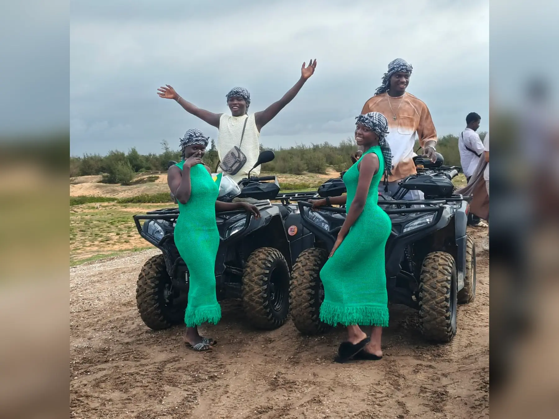 Cartel de la excursión a la isla de Gorée y el Lago Rosa con visita histórica, piragua, quad y almuerzo en Senegal
